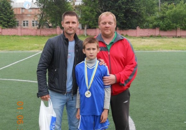 Мальчик занимался спортом, у него было много друзей