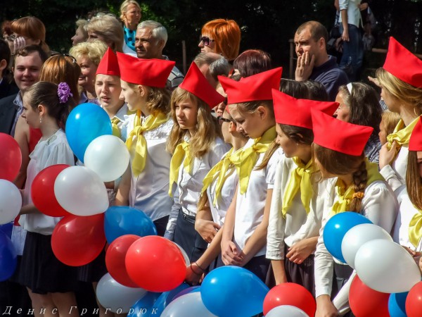 28 мая, последний звонок в донецкой школе №47. К учащимся приехал "народный артист ДНР" Иосиф Кобзон.
