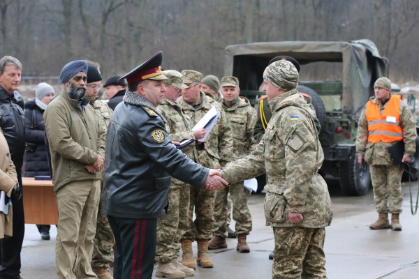 Полторак наградил военных на полигоне