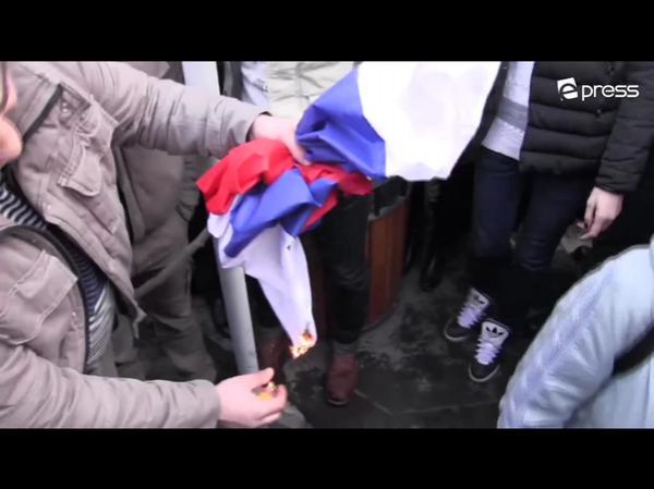 Армяне поджигают российский флаг