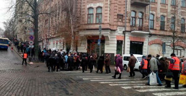 Несколько сотен людей отправилось к зданию Верховной Рады