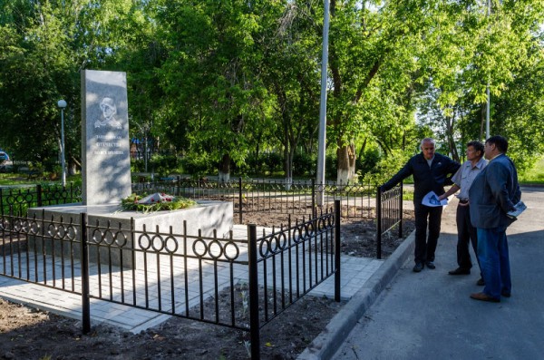 Главред газеты Тобольская правда Волков Т.В., местный депутат и глава администрации поселка Сумкино сравнивают фотографию на памятнике и фото Вернерна Гольдберга