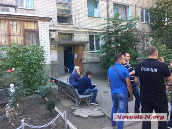 Тела пролежали в квартире не меньше двух людей