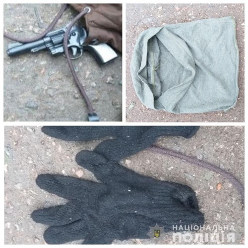 В пакете нашли игрушечный пистолет, перчатки и сменную одежду
