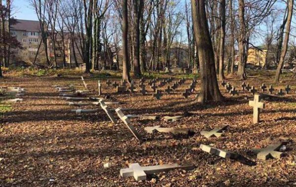 Поваленные кресты на польском кладбище в Коломые
