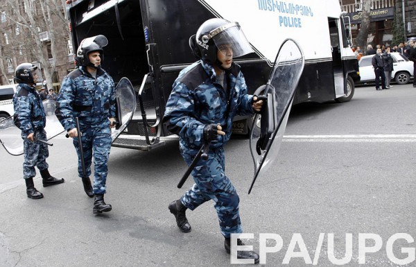 В Армении захватили полицейский участок
