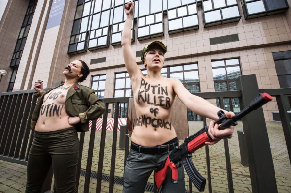 Femen призывает глав Евросоюза «не поддаваться на газовый шантаж кремлевского карлика»