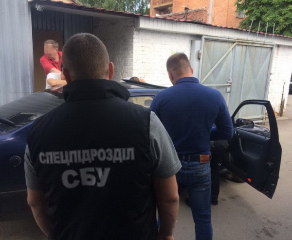 За вырученные деньги чиновник обещал помочь нарушителю ПДД избежать тюрьмы