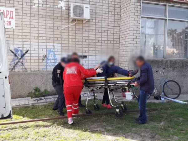 Молодой человек упал с лестницы