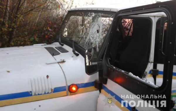 Копатели повредили полицейские автомобили