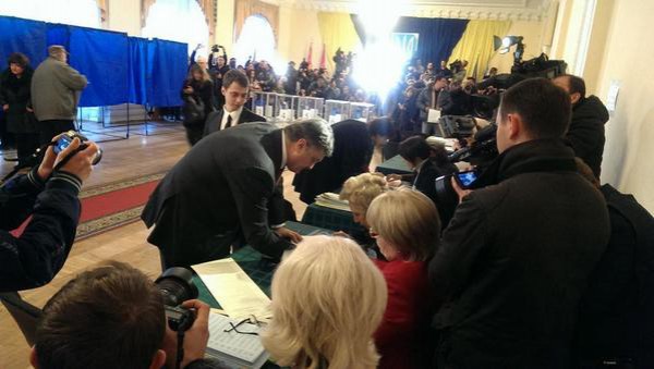 Порошенко голосует