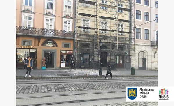 В данное время фасад здания ремонтируют