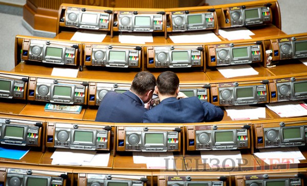 Депутаты на заседании Верховной Рады делают селфи