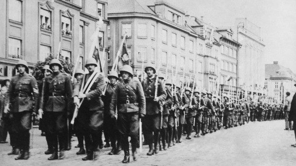 Поляки заходят в город Цешин, центр Тешинской Силезии, 1938 год. До этого регион, где проживало много этнических поляков, принадлежал Чехословакии, которая в начале 1920-х получила большую его часть в ходе военного противостояния с Польшей. В 1938 году, после того, как Германия аннексировала Судеты, Польша вернула контроль над частью Тешинской Силезии. После Второй мировой войны Цешин остался в составе Польши