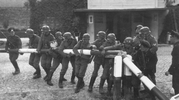 Немецкие солдаты ломают пограничный шлагбаум в польском городе Сопот, сентябрь 1939 года