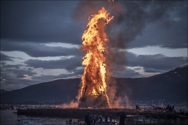 В честь рождения Иоанна Крестителя в городе Олесунн, Норвегия проводится ежегодный фестиваль, на котором разжигается самый большой костер в мир