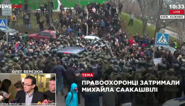 Бус по состоянию на 10:30 стоит в окружении активистов.