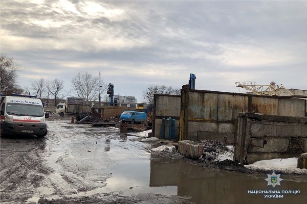 На место прибыли скорая помощь, полиция и оперативно-следственная группа