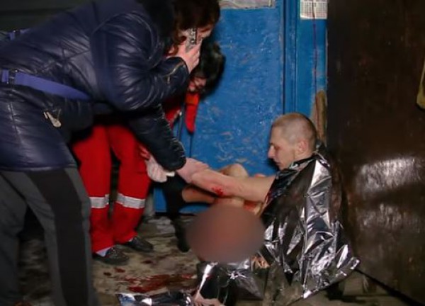 Медики оказали первую помощь поранившему себя мужчине