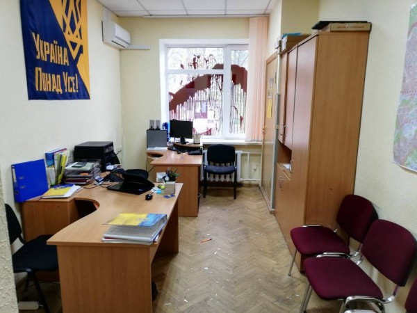 Нападавшие молотком разбили окно офиса