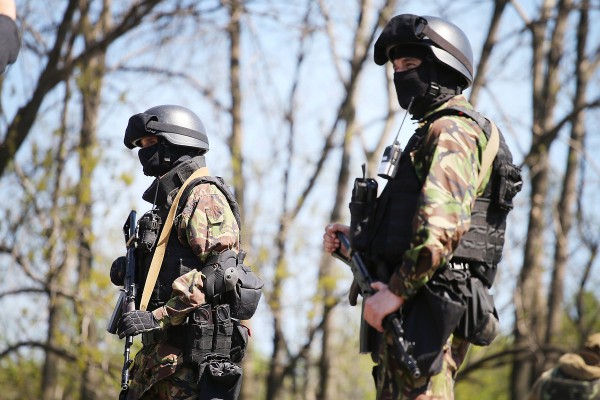 Украинские войска установили блокпосты вокруг Славянска.