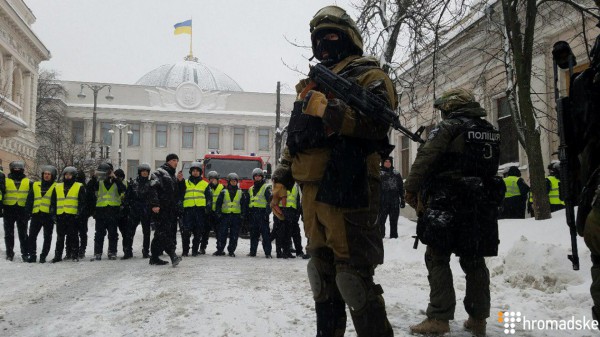 У полиции было и огнестрельное оружие