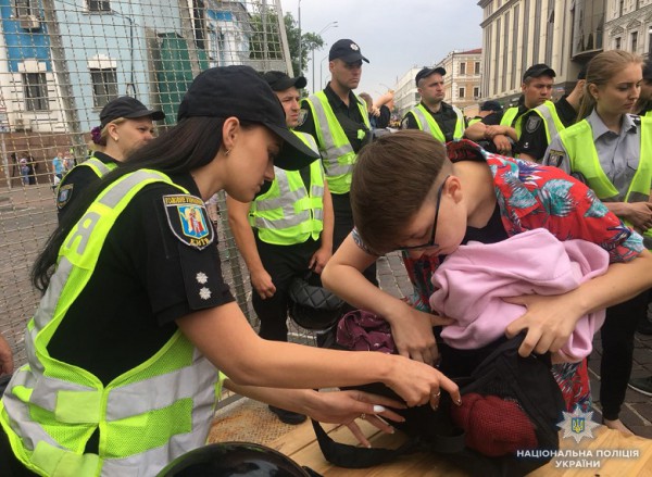 Центр огородили