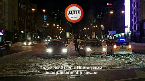 На месте происшествия работают оперативники
