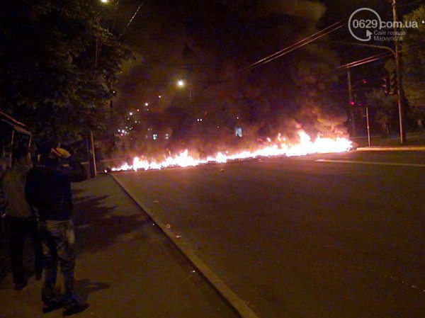 В Мариуполе ночью жгли шины