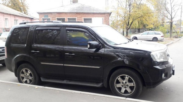 Авто были припаркованы во дворе