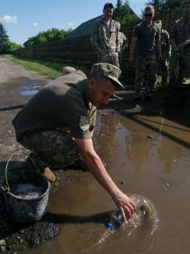 Солдаты черпали воду подручными средствами