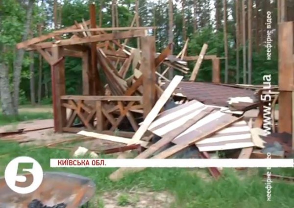 Развалины полевой кухни, где готовили убитых животных