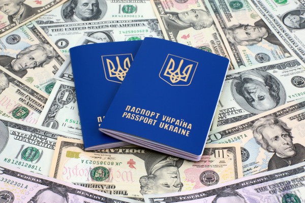 Для безвизового пересечения границы с ЕС украинцам нужен биометрический паспорт