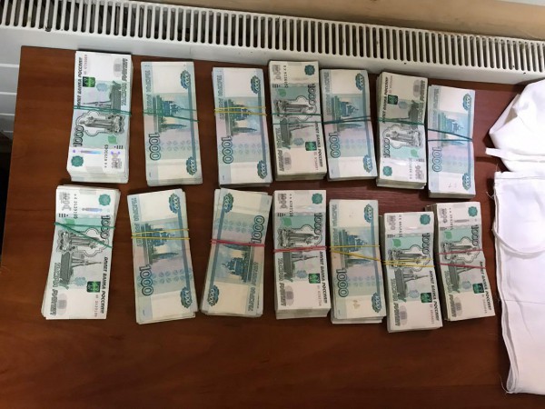 Цель, с которой люди несли деньги в Россию, не уточняется