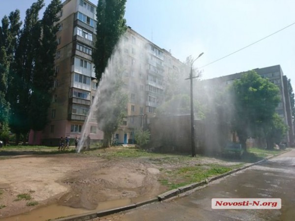 Прорыв водопровода случился во дворе дома по улице Космонавтов