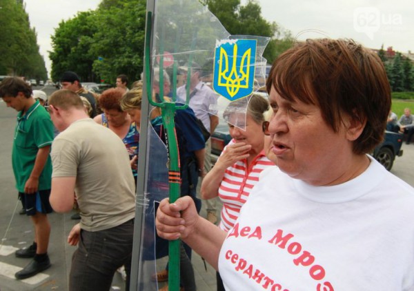 Сторонники ДНР уничтожают урны