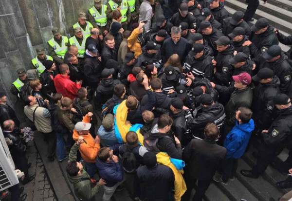 Сотрудники полиции по состоянию на 10:45 проводят переговоры с группой лиц, которые заблокировали вход на территорию парка Вечной славы