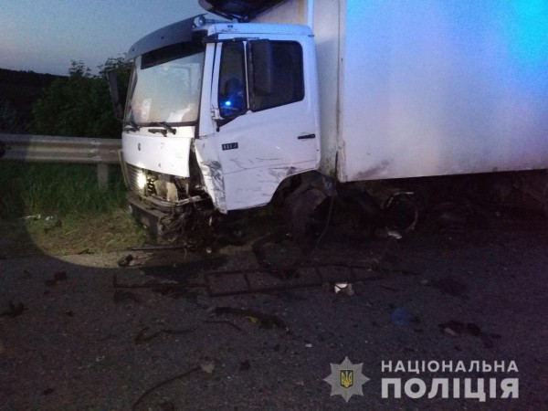 Водитель грузового Mercedes-Benz жив