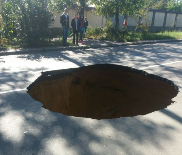 На улице Львовской на дороге образовался очень глубокий провал