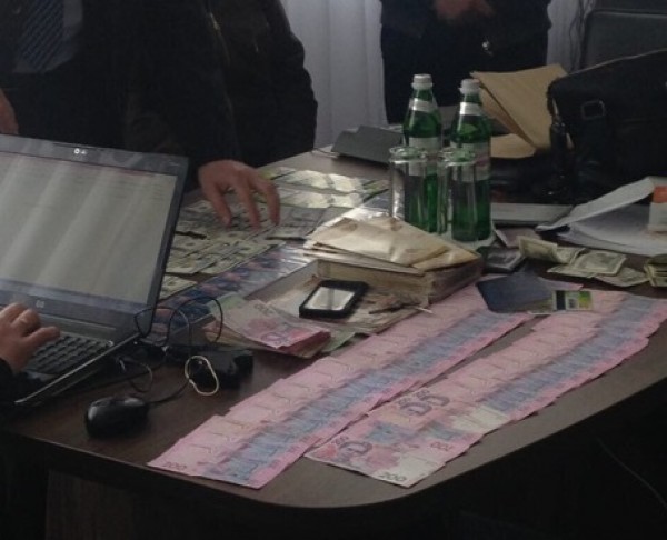 Полицейского поймали на взятке