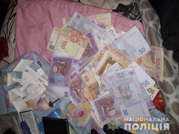В квартирах провели 9 обысков