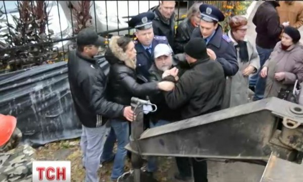 В ходе противостояния на улице Жилянской пострадал человек