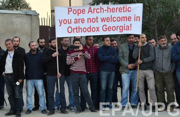 В Грузии духовенство и радикальные активисты провели акцию протеста в связи с визитом Папы Римского Франциска