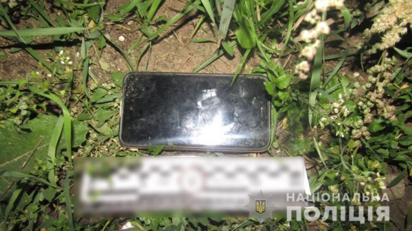 Из салона одного из автомобилей похитили мобильный телефон