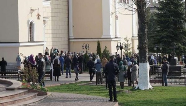 Толпы возле храмов в Черновцах