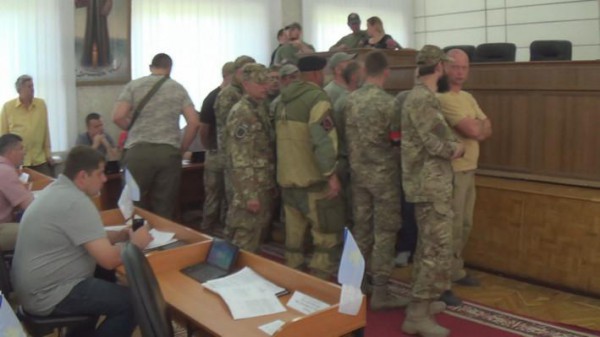 Активисты Правого Сектора подошли к трибуне