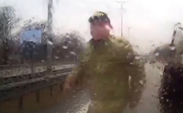 Человек в камуфляже нападает на водителя