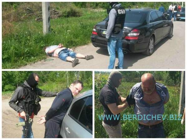 На фото видно, что задержанных было два
