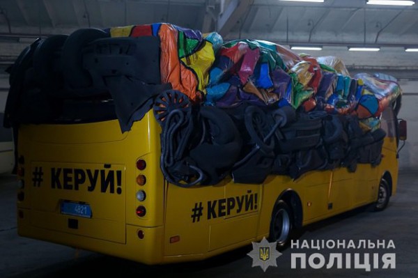 Автобус оборудован таким образом, будто за рулем никого нет