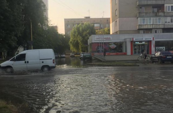 Улицы Ужгорода ушли под воду